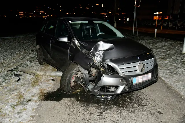 Nach einer Alkofahrt kam es in Volders zu einem Verkehrsunfall mit erheblichen Sachschaden. Die Lenkerin blieb unverletzt.  | Foto: ZOOM Tirol