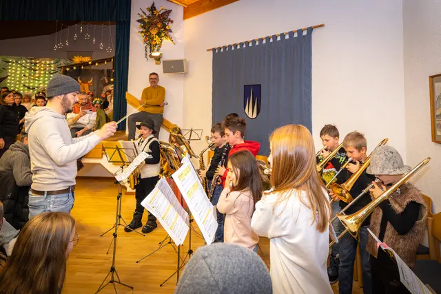 Mit weihnachtlichen Tönen stimmte die Bläserklasse der Musikkapelle Gries im Sellrain unter der musikalischen Leitung von Gerhard Pramstaller nach dem Krippenspiel die Leute auf das bevorstehende Fest ein. | Foto: Christian Michelbach