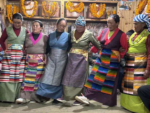 Die Sherpa-Frauen in Tracht während eines traditionellen Tanzes.