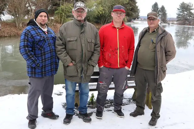 Perfekte Eisarbeit von Patrick "Patzi" Christöfl, Franz Garber, Roberto Heidekum und Obmann Paul Stelzl (v.l.) | Foto: Gerhard Langmann