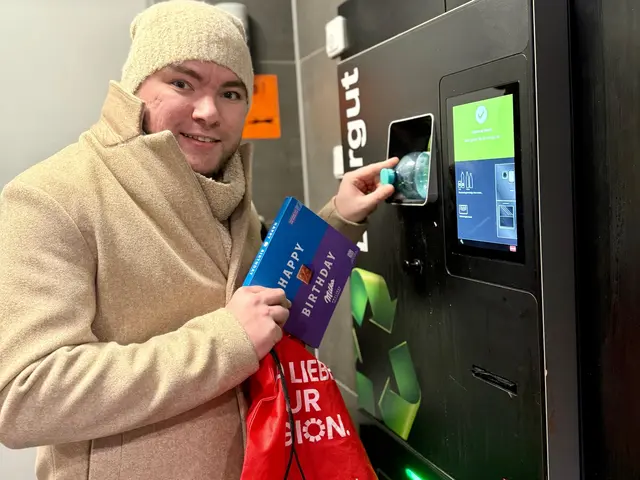 Stellvertretend für die Bezirksredaktionen gratulierte MeinBezirk-Horn-Redaktionsleiter Markus Kahrer dem Pfandsystem augenzwinkernd zum Geburtstag. | Foto: Celina Graf