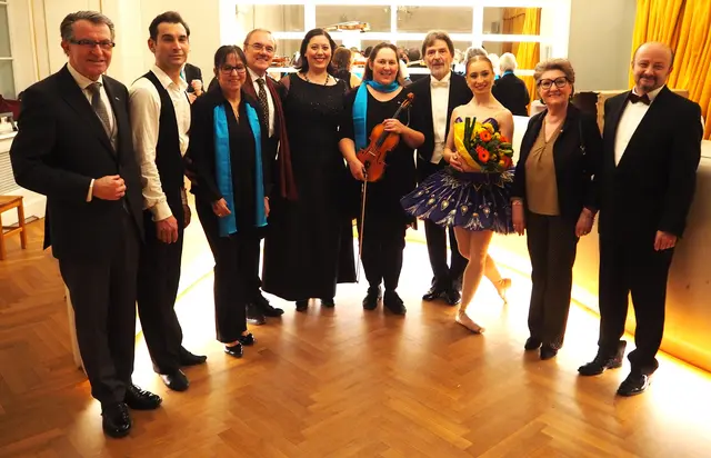 Am Pressefoto v.l.n.r.:
- Kulturatdtrat Franz PIRIBAUER,
- Tänzer des Staatsopernballetts, Mihail SOSNOVSCHI,
- Obfrau MERKUR, Cornelia FREISINGER,
- Christian TICHY, Choreograph der Vereinigung Wiener Staatsopernballett,
- Sopransängerin Jing An GEBAUER,
- Konzertmeisterin Karin Lee-TARABA,
- Dirigent Willi ZWITTKOVITS,
- Tänzerin des Staatsopernballetts, Diana ZINCHENKO,
- Vizebürgermeisterin Erika BUCHINGER,
- Tenorsänger Norbert ERNST,
