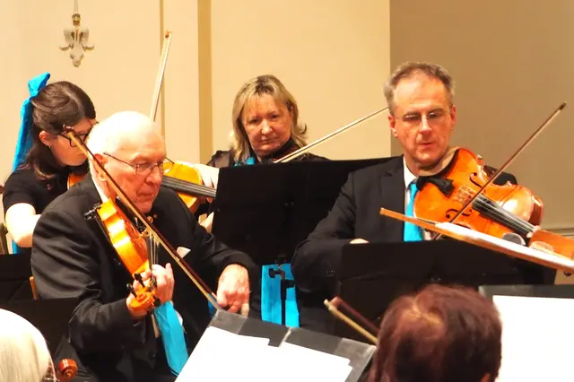 Herbert SCHWENDENWEIN, im Bild links, mit seinem bewundernswerten seitenverkehrten Geigeneinsatz!