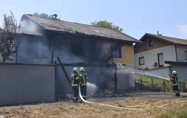 Eine Werkstatt ging aus unbekannten Gründen in Flammen auf.  | Foto: Symbolbild Daniel Scharinger