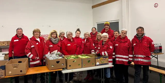 Bei der "Tafel" des Roten Kreuzes für den Bezirk Völkermarkt wechseln sich die Teams ab, um jeden Samstagabend im Industriepark die Lebensmittelausgaben durchzuführen. Alle Mitarbeiterinnen und Mitarbeiter engagieren sich ehrenamtlich – Unterstützung ist herzlich willkommen, jede helfende Hand wird gebraucht. | Foto: MeinBezirk.at