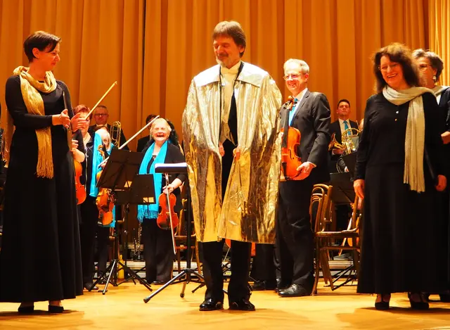 Der Dirigent Willi ZWITTKOVITS im silbernen Jubiläumsoutfit !