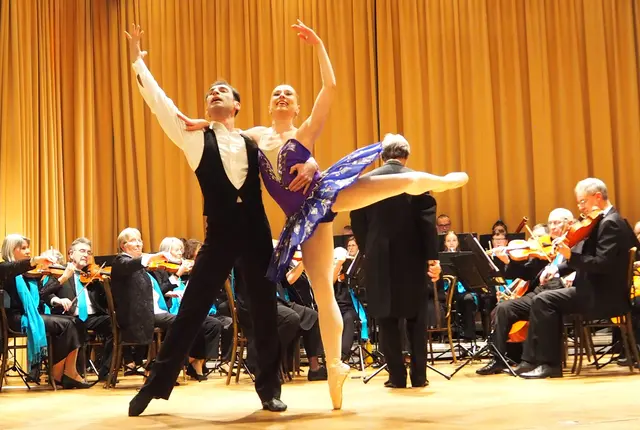 Der zweite tänzerische Beitrag eines Tanzpaares von der Vereinigung des Wiener Staatsopernballetts,
- Diana ZINCHENKO,
- Mihail SOSNOVSCHI,