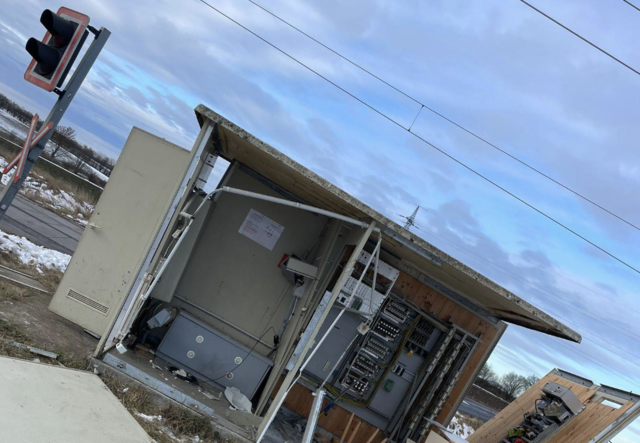 Kurz vor Jahreswechsel kam es beim Bahnübergang in Richtung Platt, Marktgemeinde Zellerndorf, zu einer schweren Sachbeschädigung. Unbekannte Täter sprengten ein Sicherungshäuschen. | Foto: Marktgemeinde Zellerndorf