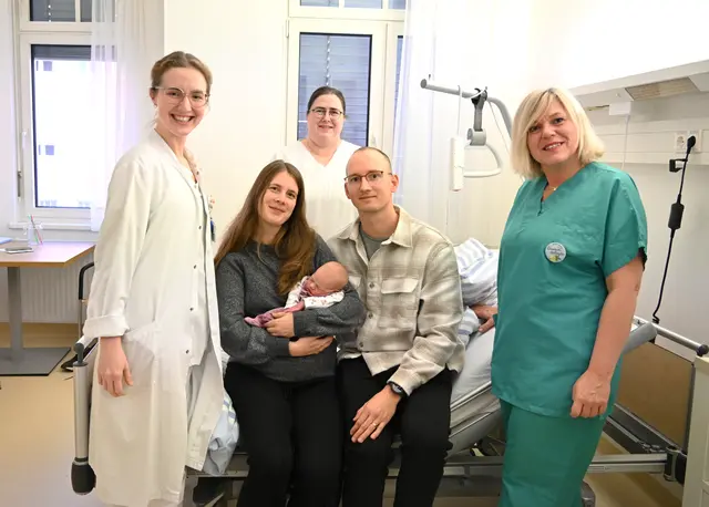 Alle Glücklich: Ass. Dr. Antonia Hein, Stationsleiterin und leitende Hebamme Sonja Kabrt, Valerie mit ihren Eltern und Hebamme Elisabeth Hollunder
 | Foto: KHBB Eisenstadt