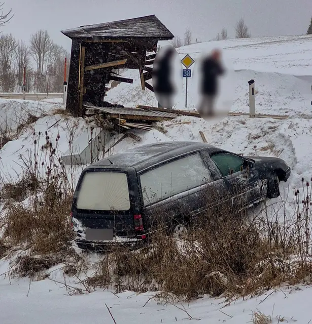 Im Fahrzeug befanden sich zum Unfallzeitpunkt zwei Personen. Beide blieben unverletzt.  | Foto: TEAM FOTOKERSCHI / PRIVAT
