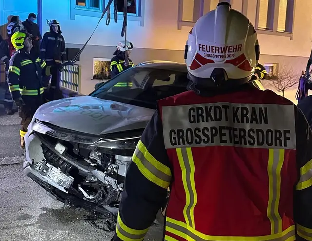 Die Feuerwehren Großpetersdorf und Eisenberg rückten zu einer Fahrzeugbergung aus. | Foto: SJF