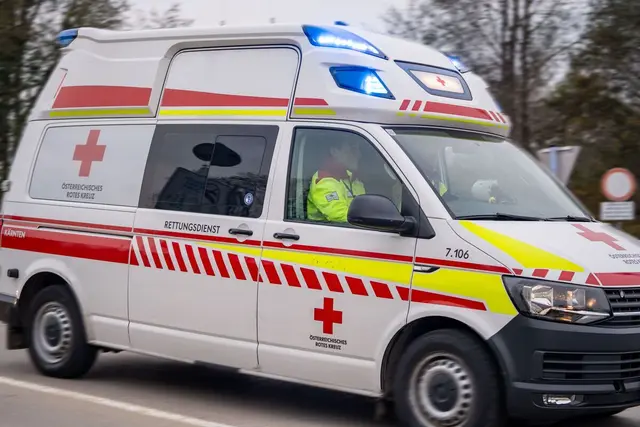 Der Verletzte wurde von der Rettung ins Krankenhaus gebracht. (Symbolfoto) | Foto: Bernhard Knaus