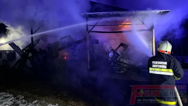 Aus bisher ungeklärter Ursache fing der Schuppen Feuer. | Foto: Feuerwehr Greifenburg