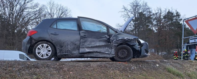 Nach der Versorgung der Verletzten übernahm die Feuerwehr die Bergung der beiden Unfallfahrzeuge. | Foto: Andreas Kloiber / Feuerwehr