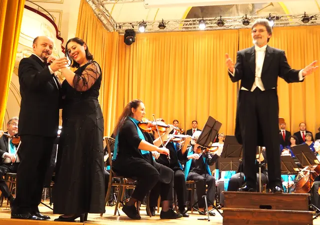 Duettgesang mit:
- Tenor Norbert ERNST und
- Jing An GEBAUER und
- Dirigent Willi ZWITTKOVITS