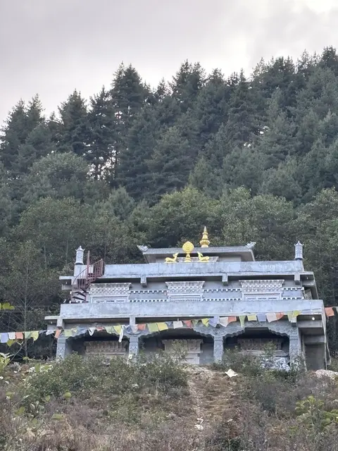 Ein buddhistisches Kloster - noch in Rohbau.