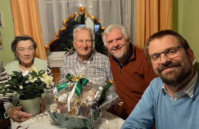 Ein humorvollerr 85-er 
v.l. Katharina Uhl, Jubilar Alois Uhl, ÖKB Obmann Helmut Prattes und Stv. Klaus Zungl  als Gratulanten


 | Foto: ÖKB