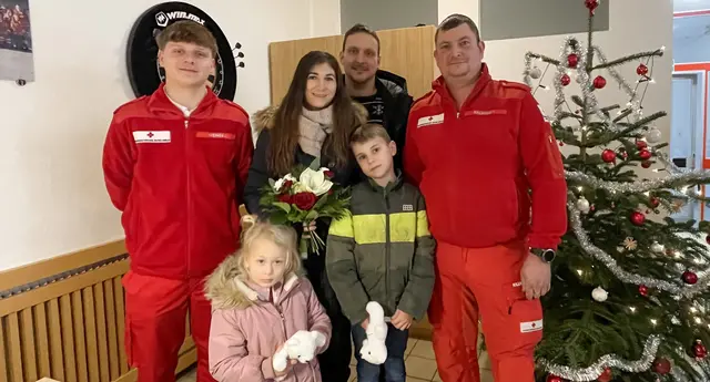 Tanja und ihre Familie besuchten am 24. Dezember die beiden Rettungssanitäter Jakob Steiner (l.) und Thomas Killinger (r.) in der Rotkreuz-Dienststelle Tragwein. | Foto: Rotes Kreuz/Bindreiter