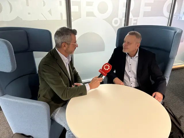 Armin Mühlböck (Senior Scientist am Fachbereich für Politikwissenschaft und Soziologie an der Universität Salzburg) im Gespräch mit MeinBezirk Salzburg Chefredakteur Michael Kretz | Foto: MeinBezirk 