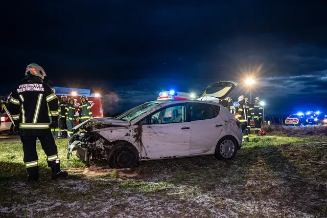 Das mit zwei Personen besetzte Auto kam aus bislang unbekannter Ursache von der Straße ab und blieb auf der Seite im Feld liegen. | Foto: TEAM FOTOKERSCHI / SIMON BRANDSTÄTTER