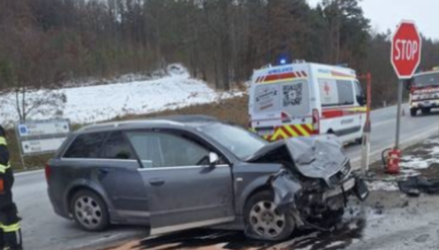Beim Eintreffen der Einsatzkräfte standen die beschädigten Fahrzeuge im Kreuzungsbereich, mehrere Insassen mussten vom Rettungsdienst versorgt werden. | Foto: Andreas Kloiber / Feuerwehr