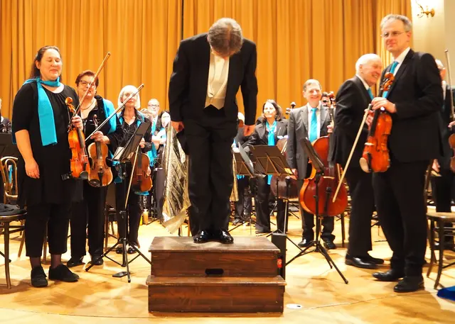 Dirigent Willi ZWITTKOVITS bedankte sich beim Publikum für die zahlreiche Teilnahme und dem großen Standing Ovations Applaus!