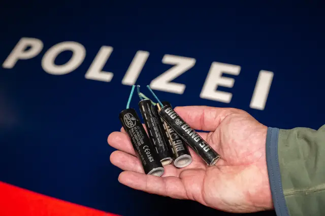 Ein Böller beschädigte in der Rapfstraße einen Mehrparteienhaus-Eingang. | Foto: fotokerschi.at (Symbolfoto)