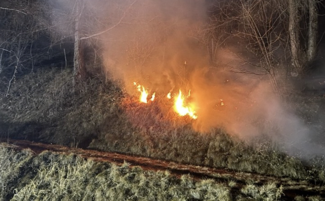 Eine Böschung fing durch Raketen Flammen. | Foto: Feuerwehr St. Georgen am Kreischberg