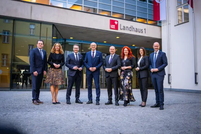 Die Tiroler Landesregierung: René Zumtobel, Eva Pawlata, Philipp Wohlgemuth, Anton Mattle, Josef Geisler, Cornelia Hagele, Astrid Mair, Mario Gerber | Foto: Land Tirol