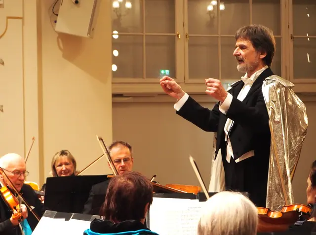 Dirigent Willi ZWITTKOVITS mit der Radetzkymarschzugabe im silbernen Jubiläumsoutfit!