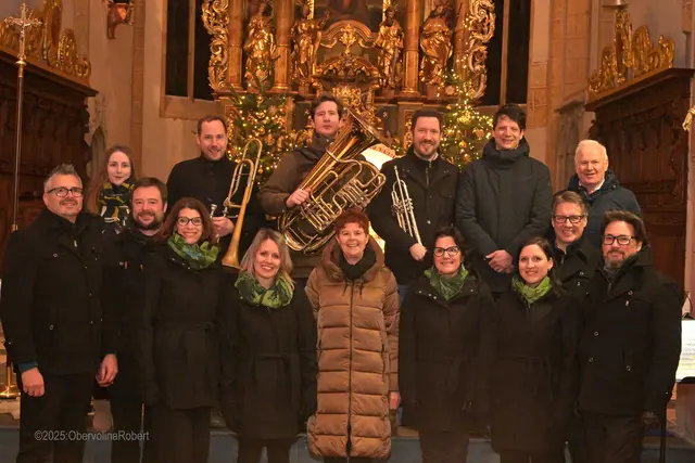Das Ensemble „Trumpet Brass“ und das Doppelsextett „Carinthia“ stimmten das Publikum in der Stadtpfarrkirche St. Magdalena musikalisch auf den Jahreswechsel ein. | Foto: Robert Obervolina