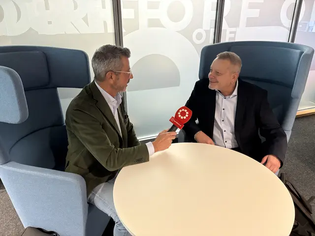 Armin Mühlböck (Senior Scientist am Fachbereich für Politikwissenschaft und Soziologie an der Universität Salzburg) im Gespräch mit MeinBezirk Salzburg Chefredakteur Michael Kretz | Foto: MeinBezirk