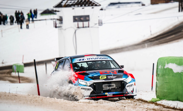 Pflügt souverän durch den Mühlviertler Schnee: Simon Wagner aus Unterweitersdorf. | Foto: Michael Jurtin