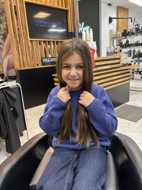 Alina Bernreiter kurz vor dem großen Moment im Frisörsalon in Hollabrunn. | Foto: Alexandra Goll