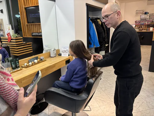 Frisör Martin Hammerschmid bindet die langen Haare zu vier Zöpfen. | Foto: Alexandra Goll