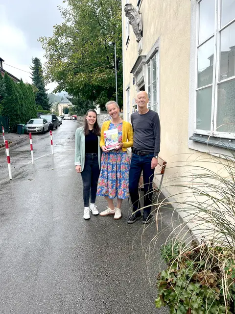 Teamfoto: Magdalena Gucher, Christine Schneider-Worliczek und Egon Gartner vor St. Anna in Gnigl. | Foto: Umsorgende Gemeinschaft