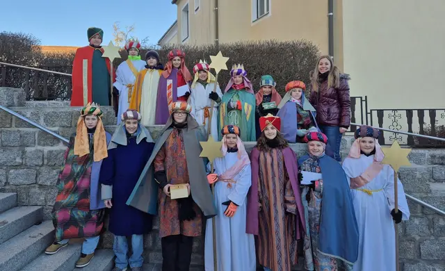 Benedikt Liepold, Matthias Dangl, Leander Schalko, Maria Brinnich, Simon Deutschmann, Sarah Meier, Frieda Brinnich, Maliya Dangl und Betreuerin Kathrin Tuna (hinten) mit Lukas Lieb, Jan Immervoll, Luca Winkelbauer, Luisa Apfelthaler, Leonie Habisohn, Marlene Dangl und Viola Dangl (vorne, jeweils v.l.)

 | Foto: privat