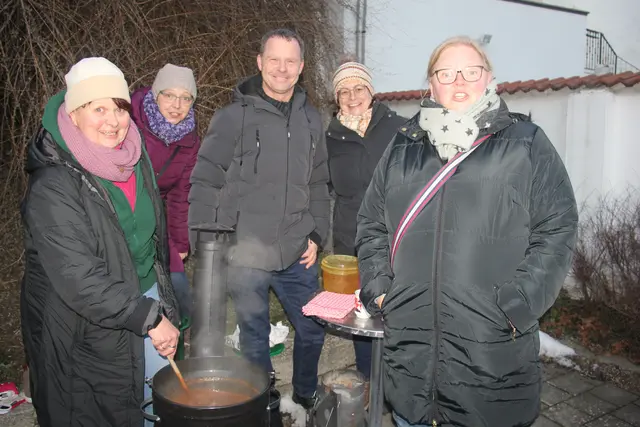 Gerald Haasmüller mit seinen fleißigen Helferinnen. | Foto: Raimund Mold