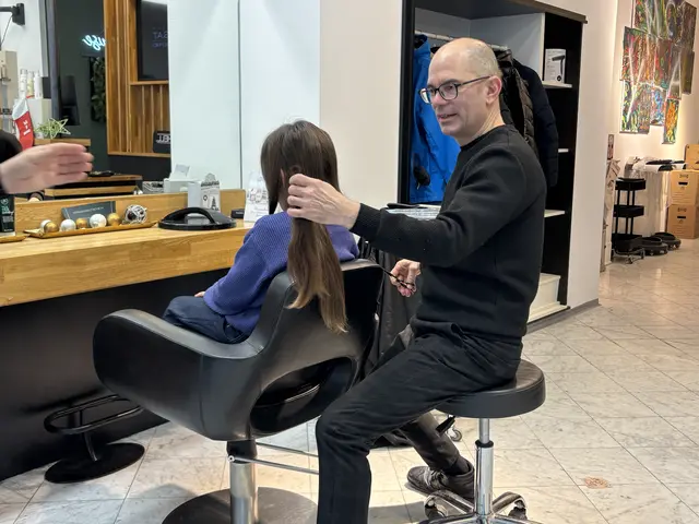 Frisör Martin Hammerschmid arbeitet mit viel Sorgfalt und Feingefühl. | Foto: Alexandra Goll
