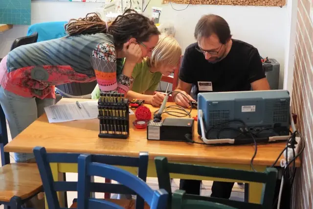 Haushaltsgeräte werden gemeinsam reperiert.  | Foto: Repaircafe Kremsmünster