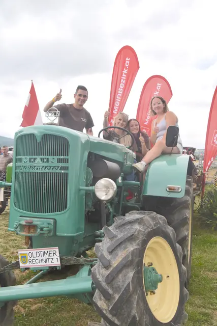 Thomas, Steffi, Mara und Carmen auf dem "Oldtimer Nummer eins". | Foto: Michael Strini