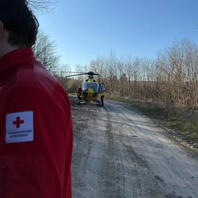 Das Rote Kreuz am Unfallort. | Foto: RK