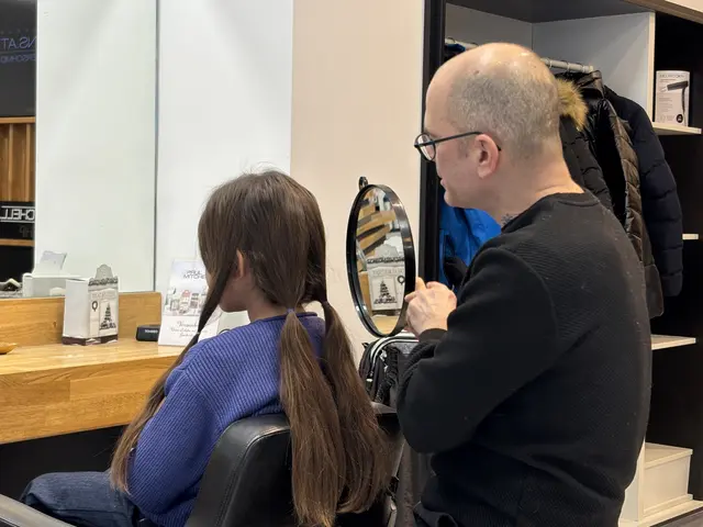 Frisör Martin Hammerschmid bindet die langen Haare zu vier Zöpfen. | Foto: Alexandra Goll