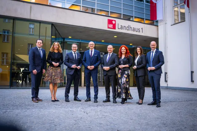 Die Tiroler Landesregierung: René Zumtobel, Eva Pawlata, Philipp Wohlgemuth, Anton Mattle, Josef Geisler, Cornelia Hagele, Astrid Mair, Mario Gerber | Foto: Land Tirol