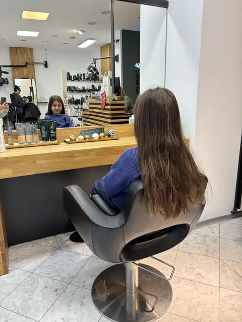 Die Achtjährige entschied sich bewusst für die Haarspende. | Foto: Alexandra Goll