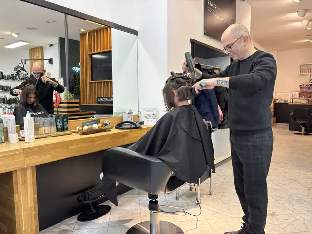 Der neue kinnlange Haarschnitt wird sorgfältig geföhnt. | Foto: Alexandra Goll