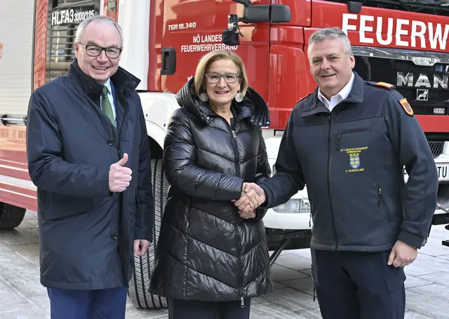 Dietmar Fahrafellner (r.) mit Landeshauptfrau Johanne Mikl-Leitner und LH-Stelvertreter Stephan Pernkopf (beide ÖVP) | Foto: NLK Filzwieser