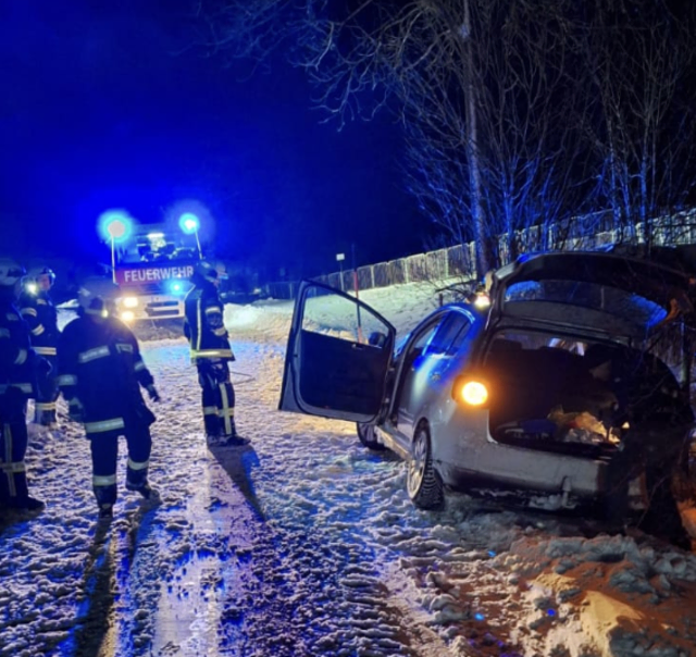 Ohne Hilfe kam das Auto nicht mehr aus dem Seitengraben heraus. | Foto: FF Ulrichsberg