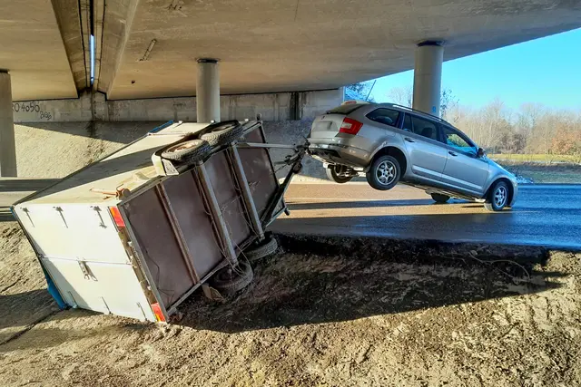 Der umbekippte Anhänger zog das Auto hinten in die Luft. | Foto: TEAM FOTOKERSCHI / ANDREAS LANG