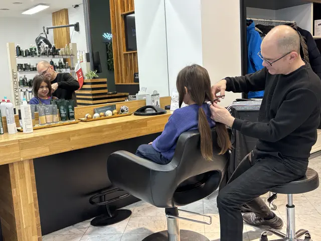 Alina verfolgt den Haarschnitt aufmerksam im Spiegel. | Foto: Alexandra Goll